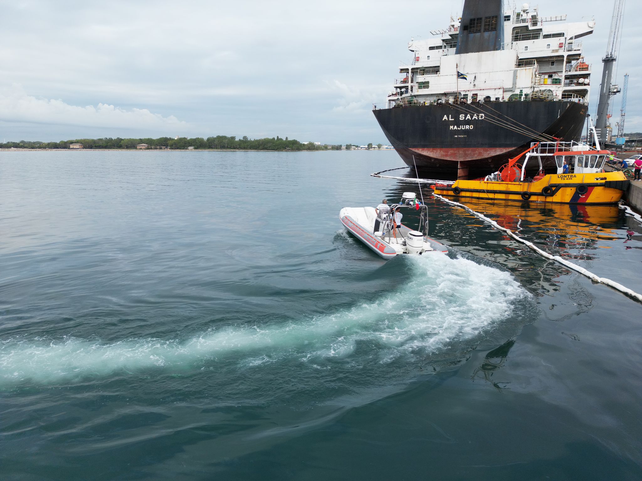 Gasolio in mare a Monfalcone, «nave con carenze strutturali e igieniche»